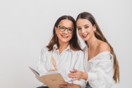 mama in hči skupaj pišeta v knjigo