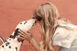 punca in kuža se objemata