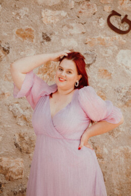 Punca.si - Nataša Mernik v roza obleki