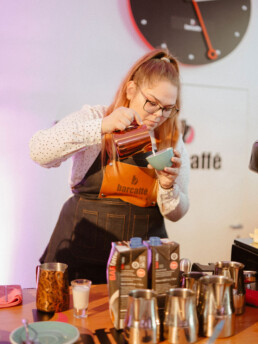 Punca.si - Tjaša Rogelj daje mleko v kavo